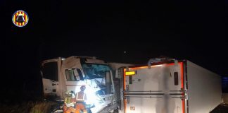 Un accidente entre cuatro camiones obliga a cortar un tramo de la A-7