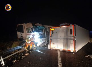 Un accidente entre cuatro camiones obliga a cortar un tramo de la A-7