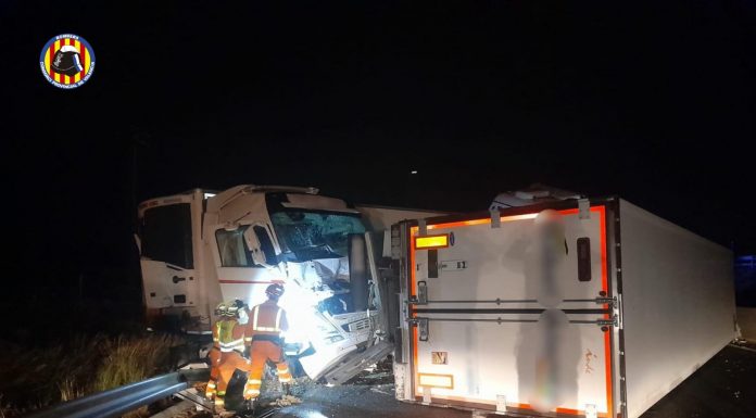 Un accidente entre cuatro camiones obliga a cortar un tramo de la A-7