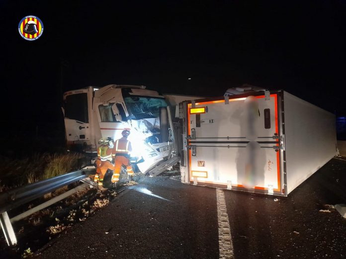 Un accidente entre cuatro camiones obliga a cortar un tramo de la A-7