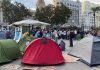 Montan una acampada en la plaza del Ayuntamiento para protestar por la situación de la vivienda