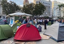 Montan una acampada en la plaza del Ayuntamiento para protestar por la situación de la vivienda