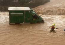 Los bomberos rescatan a tres conductores atrapados por el agua y varios vecinos en la Ribera