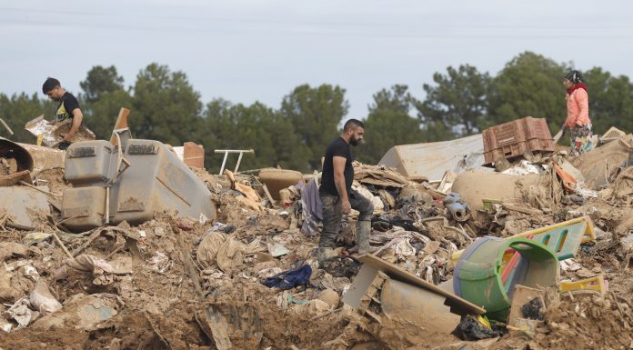 El Mehdi, el héroe de Alfafar que rescató a un vecino de la riada: «O lo salvaba o me moría» El Mehdi, el héroe de Alfafar que rescató a un vecino de la riada: "O lo salvaba o me moría"