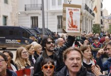 Un centenar de manifestantes reclama la dimisión de Mazón en Les Corts