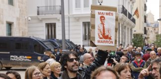 Un centenar de manifestantes reclama la dimisión de Mazón en Les Corts