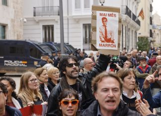 Un centenar de manifestantes reclama la dimisión de Mazón en Les Corts