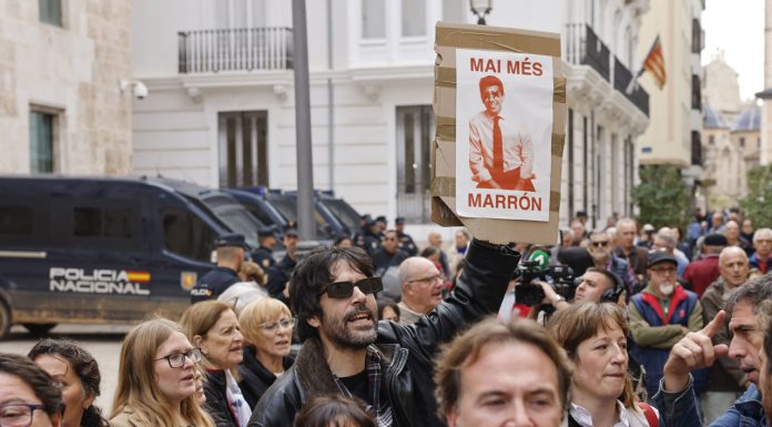 Un centenar de manifestantes reclama la dimisión de Mazón en Les Corts