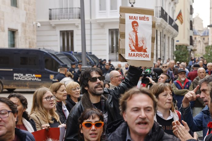 Un centenar de manifestantes reclama la dimisión de Mazón en Les Corts