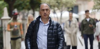 El nuevo conseller de Emergencias e Interior, Juan Carlos Valderrama, a su llegada al Palacio de la Generalitat. / ANA ESCOBAR (EFE)