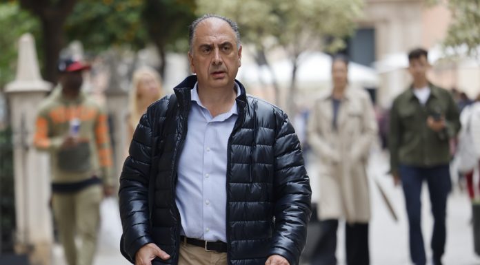 Valderrama se estrena como conseller de Emergencias en la gestión de la DANA El nuevo conseller de Emergencias e Interior, Juan Carlos Valderrama, a su llegada al Palacio de la Generalitat. / ANA ESCOBAR (EFE)