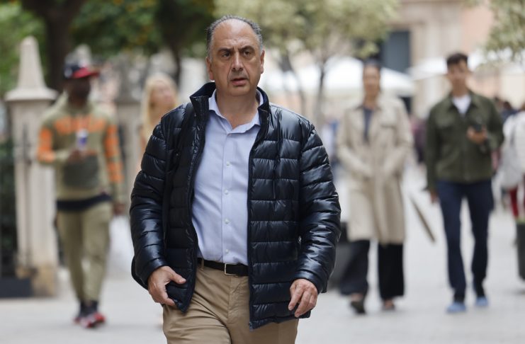 El nuevo conseller de Emergencias e Interior, Juan Carlos Valderrama, a su llegada al Palacio de la Generalitat. / ANA ESCOBAR (EFE)