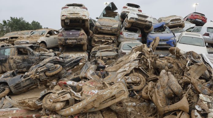 La Generalitat acelera la retirada de vehículos tras las riadas y exige más recursos al Gobierno La Generalitat acelera la retirada de vehículos tras las riadas