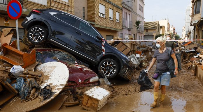 La nueva ayuda «sin burocracia ni impuestos» de hasta 2.500 euros por la DANA: requisitos y cómo solicitarla La nueva ayuda "sin burocracia ni impuestos" de hasta 2.500 euros por la DANA: requisitos y cómo solicitarla