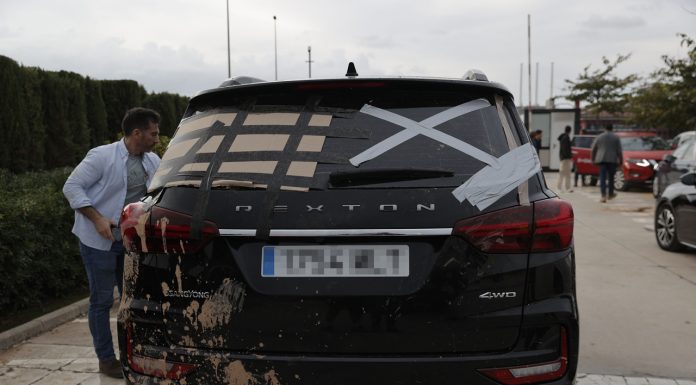 Detienen a un vecino de Paiporta por golpear el coche de Pedro Sánchez