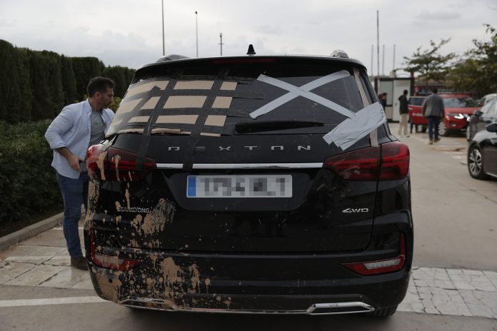 Detienen a un vecino de Paiporta por golpear el coche de Pedro Sánchez