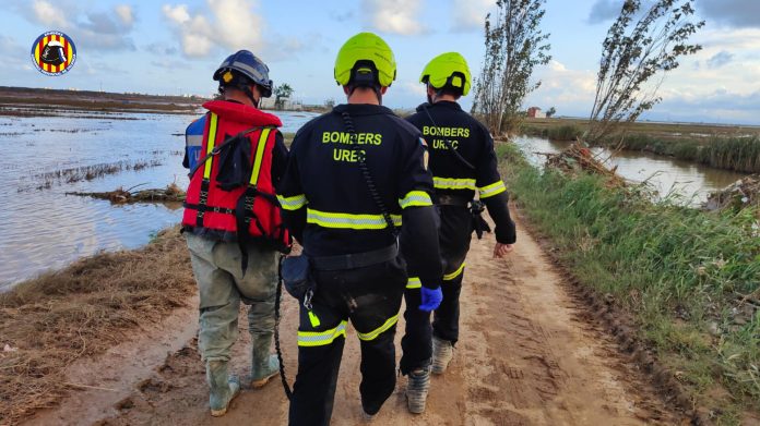 Suspenden la navegación en la Albufera para facilitar las tareas de rescate y limpieza