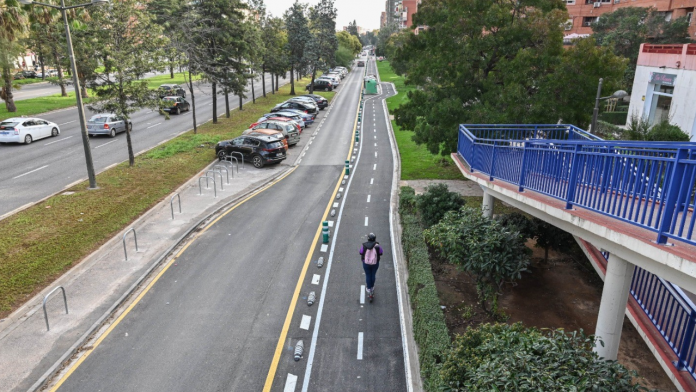 Valencia estrena un nuevo carril bici en una gran avenida de la ciudad