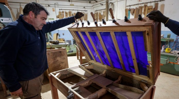 El último fabricante valenciano de futbolines resiste tras la DANA