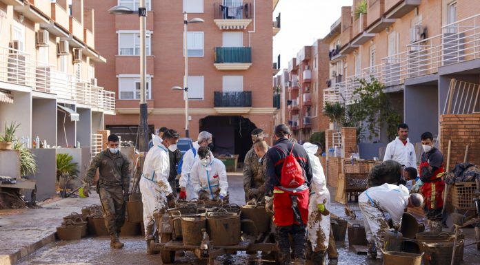 Denuncian prácticas abusivas en el sector inmobiliario tras el paso de la DANA Un grupo de voluntarios trabaja en una de las zonas afectadas por la DANA