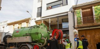 Héroes de la DANA: el equipo marroquí que dedica 14 horas diarias para "rescatar" el alcantarillado valenciano