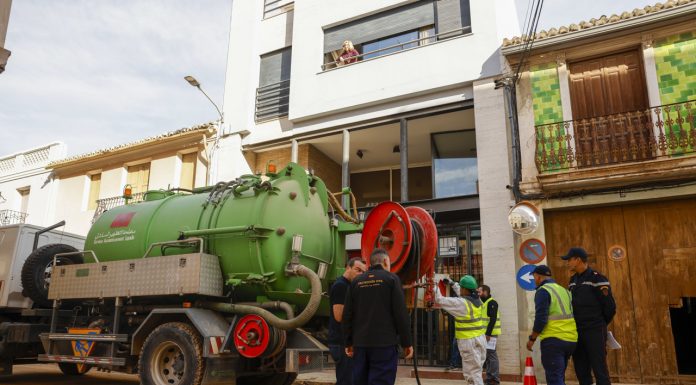 Héroes de la DANA: el equipo marroquí que dedica 14 horas diarias para "rescatar" el alcantarillado valenciano