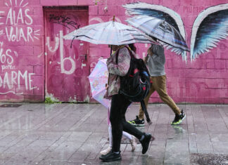 Vuelta al cole bajo el paraguas con alerta por lluvias y granizo