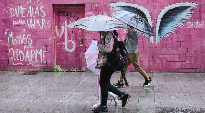 Vuelta al cole bajo el paraguas con alerta por lluvias y granizo