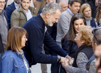 Los Reyes visitan la zona cero de Chiva en una oleada de entusiasmo y cercanía