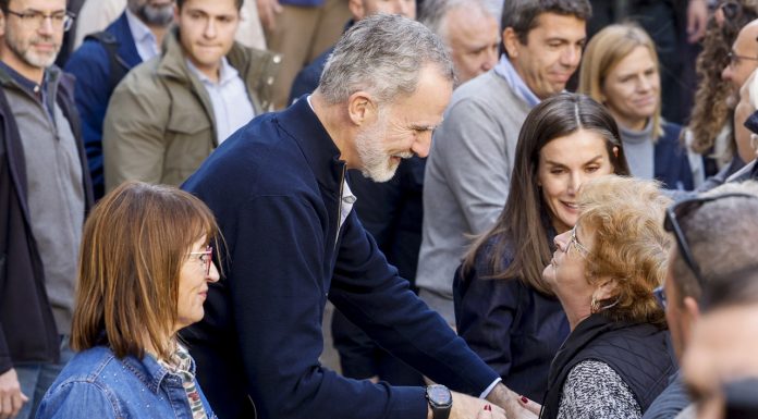 Los Reyes visitan la zona cero de Chiva en una oleada de entusiasmo y cercanía