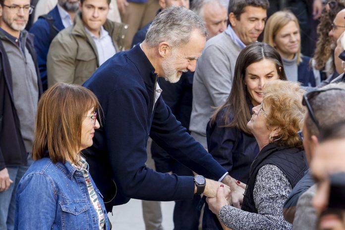 Los Reyes visitan la zona cero de Chiva en una oleada de entusiasmo y cercanía