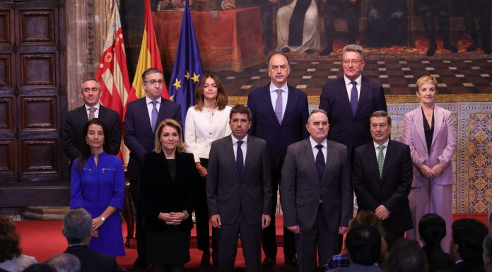 Mazón preside la toma de posesión de los nuevos consellers: «Hoy nace el Consell de la Recuperación» Mazón preside la toma de posesión de los nuevos consellers: "Hoy nace el Consell de la Recuperación"
