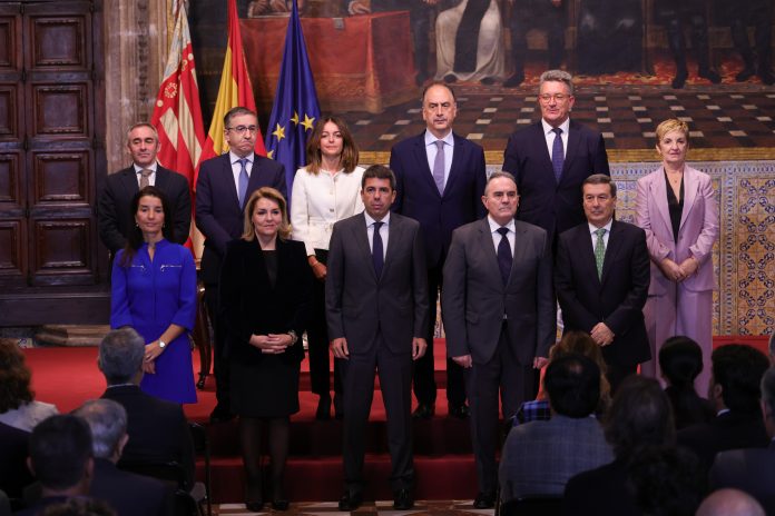 Mazón preside la toma de posesión de los nuevos consellers: "Hoy nace el Consell de la Recuperación"