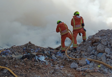 Desalojan dos residencias próximas al incendio del vertedero en Alberic