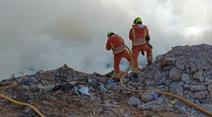 Desalojan tres residencias y 700 viviendas próximas al incendio del vertedero en Alberic Desalojan dos residencias próximas al incendio del vertedero en Alberic