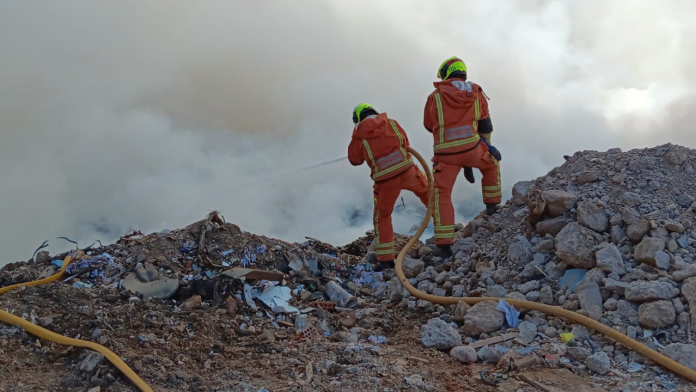 Desalojan dos residencias próximas al incendio del vertedero en Alberic