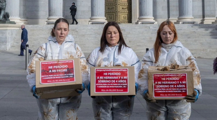 El barro de la DANA salpica al Congreso: las familias de las víctimas exigen justicia por el abandono de las autoridades El barro de la DANA salpica al Congreso: las familias de las víctimas exigen justicia por el abandono de las autoridades