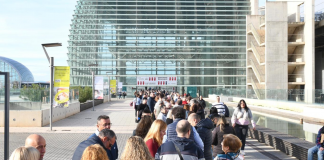 Una avalancha de gente obliga a adelantar la apertura de puertas de la Feria del Automóvil