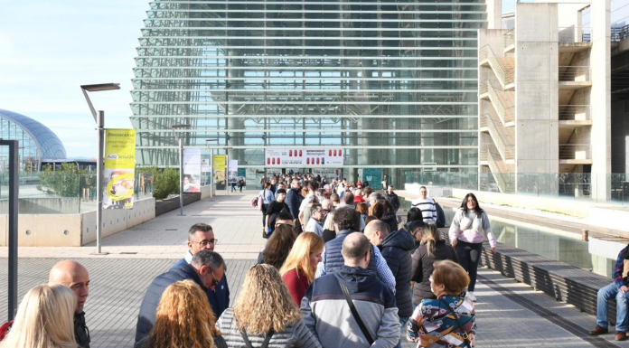 Una avalancha de gente obliga a adelantar la apertura de puertas de la Feria del Automóvil Una avalancha de gente obliga a adelantar la apertura de puertas de la Feria del Automóvil