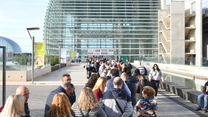 Una avalancha de gente obliga a adelantar la apertura de puertas de la Feria del Automóvil