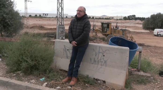 El tío de Elisabet, la mujer desaparecida en la DANA, pide no cesar la búsqueda: «Mi sobrina sigue dentro del coche» El tío de Elisabet, la mujer desaparecida en la dana, pide no cesar la búsqueda: "Mi sobrina sigue dentro del coche"