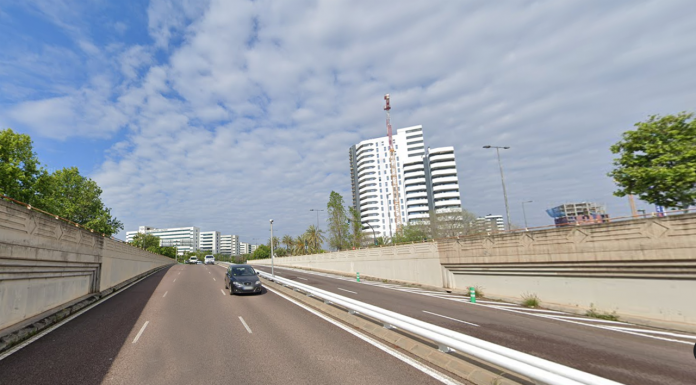Una mujer herida de gravedad tras precipitarse con la moto en el túnel de los Anzuelos El túnel del Bulevar Sur se cierra al tráfico por un grave accidente de tráfico