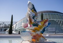 Una nueva escultura decora desde hoy los lagos de la Ciudad de las Artes y las Ciencias