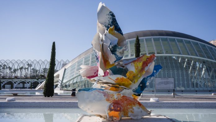 Una nueva escultura decora desde hoy los lagos de la Ciudad de las Artes y las Ciencias