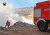 Emergencias pide a los vecinos que viven cerca del incendio de Alberic que se confinen