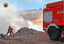 Emergencias pide a los vecinos que viven cerca del incendio de Alberic que se confinen