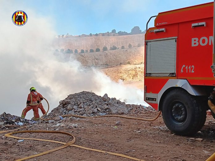 Emergencias pide a los vecinos que viven cerca del incendio de Alberic que se confinen