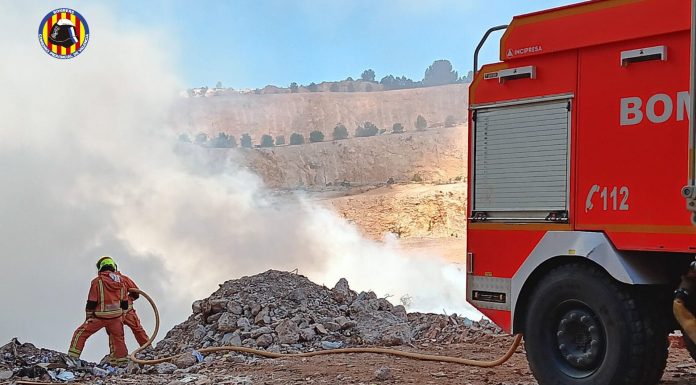 Una explosión de baterías provoca un incendio y obliga a desalojar a treinta personas en Riba-roja Una explosión de baterías provoca un incendio y desalojan a treinta personas en Riba-roja