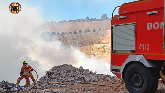 Una explosión de baterías provoca un incendio y desalojan a treinta personas en Riba-roja