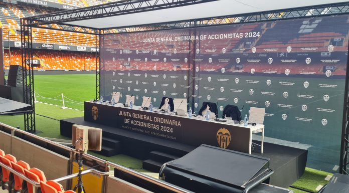 La Junta de Accionistas del Valencia CF se suspende entre protestas y cánticos contra la directiva